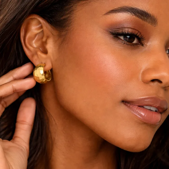 Elise hammered huggie oorringen